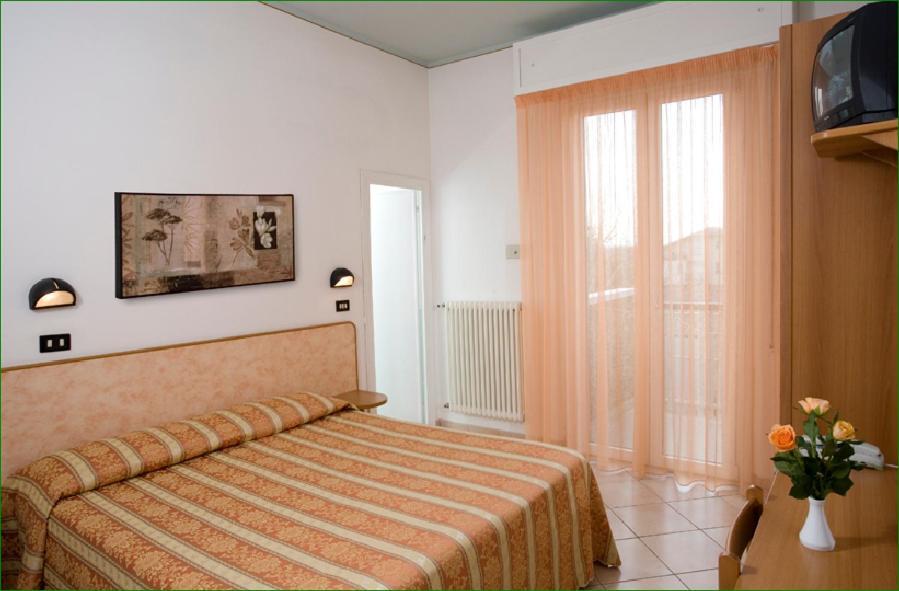 Hotel Verdemare Римини Екстериор снимка