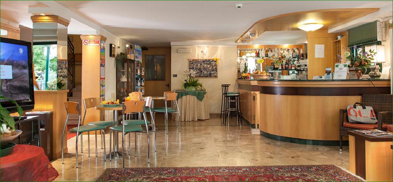 Hotel Verdemare Римини Екстериор снимка