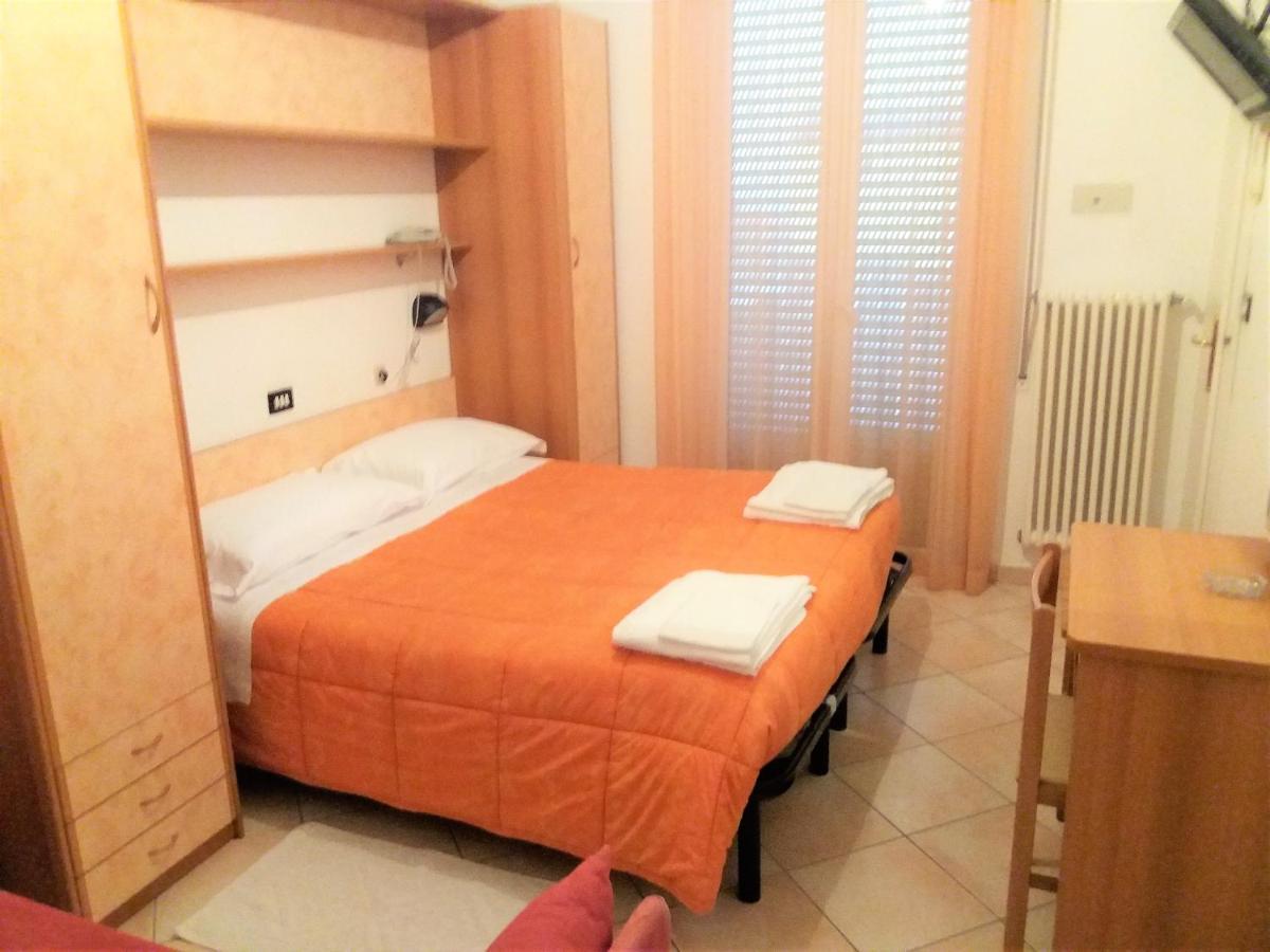 Hotel Verdemare Римини Екстериор снимка