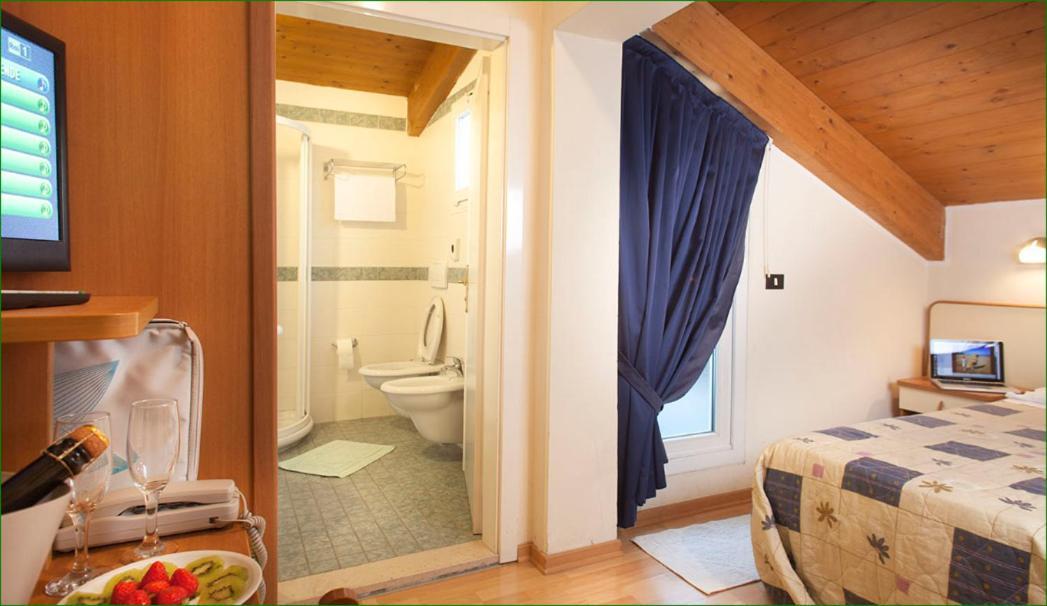 Hotel Verdemare Римини Екстериор снимка