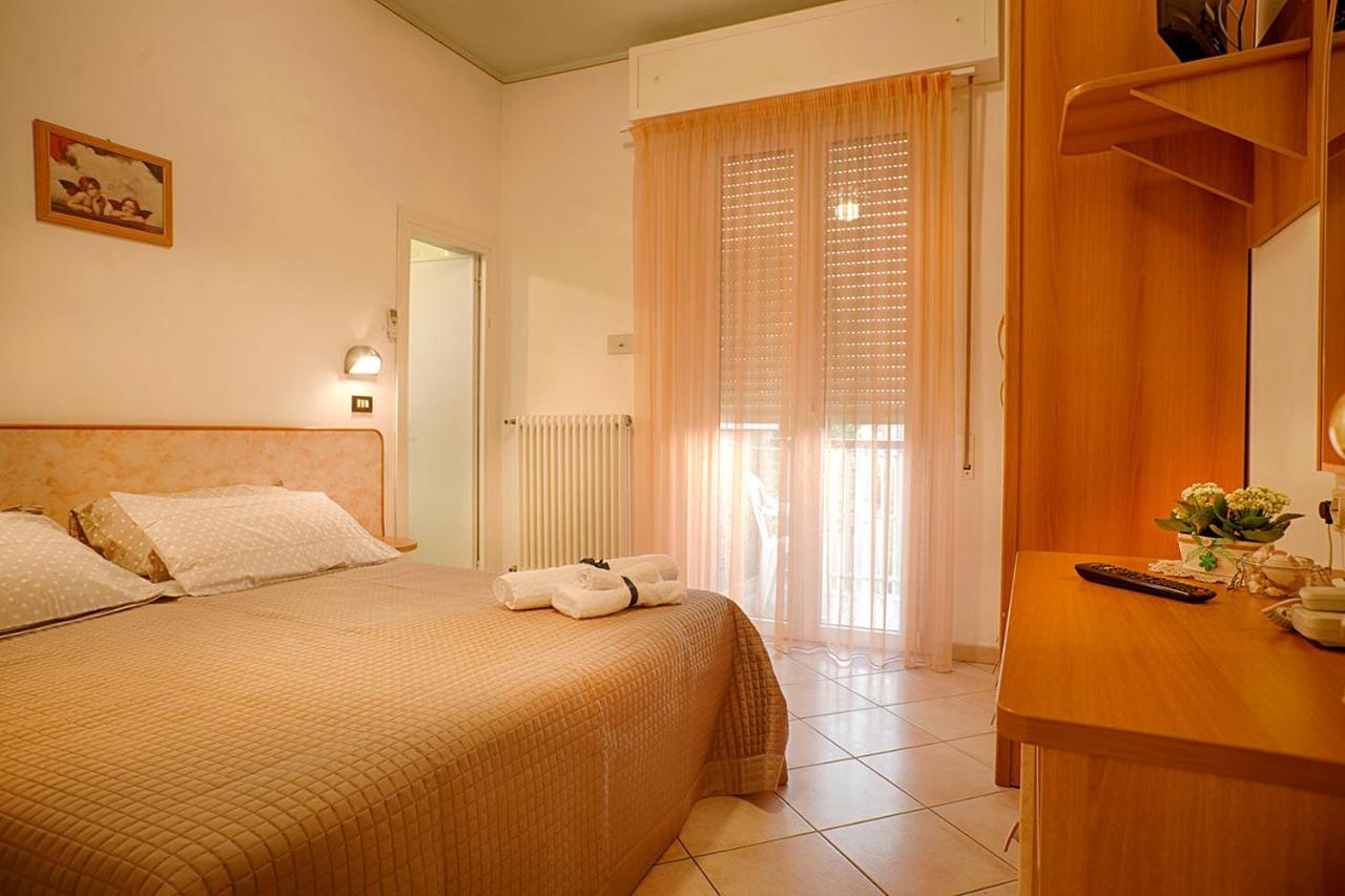 Hotel Verdemare Римини Екстериор снимка