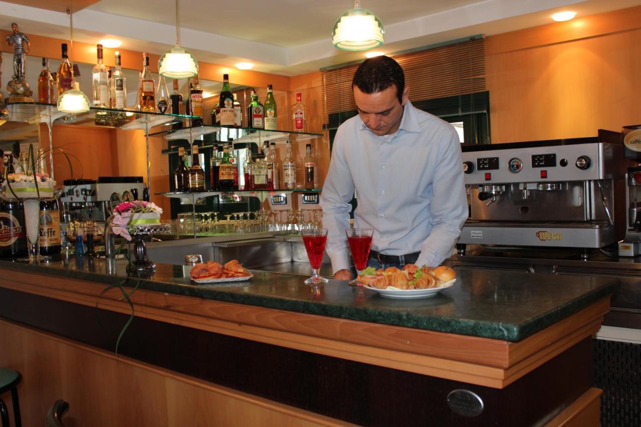 Hotel Verdemare Римини Екстериор снимка