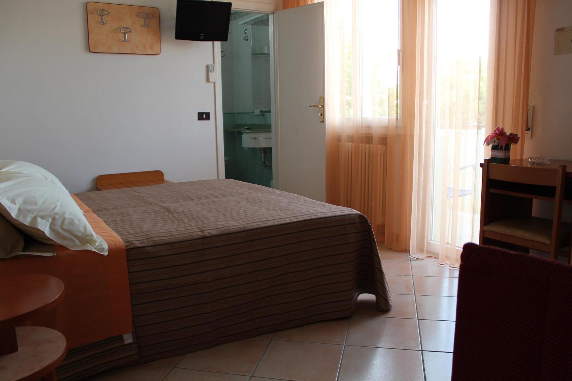 Hotel Verdemare Римини Стая снимка
