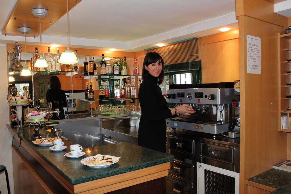 Hotel Verdemare Римини Екстериор снимка