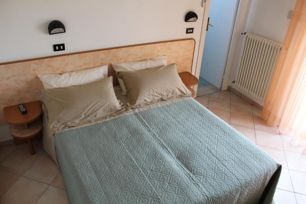 Hotel Verdemare Римини Стая снимка